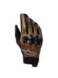 Alpinestars Megawatt V 2 Air Handschuhe, Herren-Enduro-Motorradhandschuhe in Walnussbraun und Schwarz, Vorderansicht mit Details zur Oberhand, Dynamic Friction Shield Knöchelprotektion und atmungsaktiver 3D-Mesh-Konstruktion
