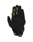 Alpinestars Chrome V2 Handschuhe, Kurzstulpen-Motorradhandschuhe, Schwarz mit neongelben Akzenten, Handflächenansicht mit Konstruktion aus synthetischem Wildleder, Silikon-Grip-Punkten an den Fingern und Klettverschluss am Handgelenk mit Alpinestars-Branding.