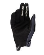 Alpinestars 2025 Radar Handschuhe, Motocross-Handschuhe, Grau und Dark Camo, Handflächenansicht mit synthetischer Wildleder-Konstruktion, weißer „ONE VISION“ und „ONE GOAL“ Text auf den Fingern und weißes Astars-Logo auf der Anziehlasche