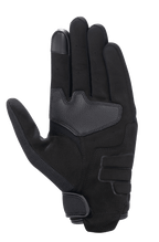 Alpinestars Honda Copper Handschuh, Schwarz, Ansicht der Handfläche des urbanen Motorradhandschuhs mit Konstruktion aus synthetischem Wildleder, verstärktem Handflächenbereich, touchscreen-kompatibler Fingerspitze und Klettverschluss am Handgelenk.