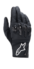 Alpinestars Morph Street Handschuhe, schwarze Motorradhandschuhe mit kurzer Stulpe, texturiertes MorphTech Weave-Gewebe mit glänzend schwarzem Knöchelschutz, markantes weißes Logo an der Stulpe, urbane Fahrausrüstung
