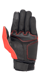 Alpinestars Aragon Handschuh in Hellrot und Schwarz, Handflächenansicht mit Konstruktion aus synthetischem Wildleder, roten Kontrastnähten, Labyrinthmuster-Heißprägung auf den Fingern und der Handfläche sowie einem schwarzen Gurtband-Handgelenkverschluss.