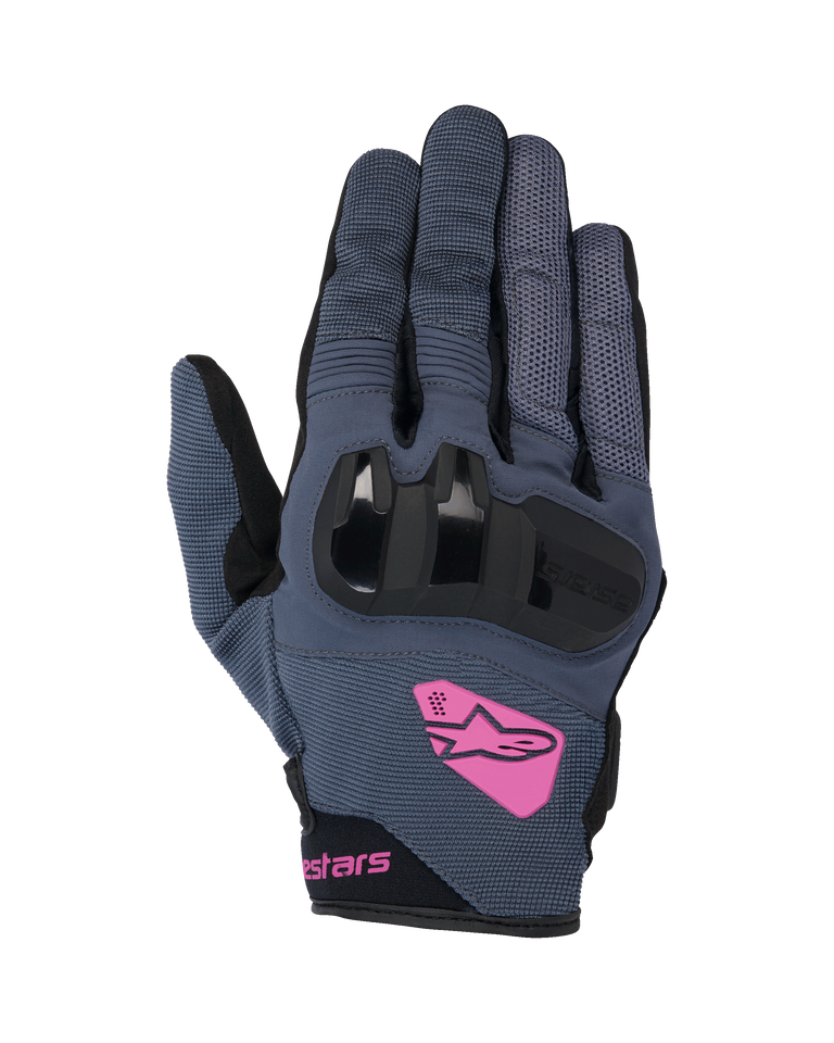 Alpinestars Chrome Damen-Handschuhe, Motorradhandschuhe mit kurzer Stulpe, Asphalt und Schwarz mit lila-pinkfarbenen Akzenten, schwarzer 3D-TPU-Knöchelschutz, atmungsaktive Mesh-Einsätze, pinkfarbenes Alpinestars-Logo auf dem Handrücken.