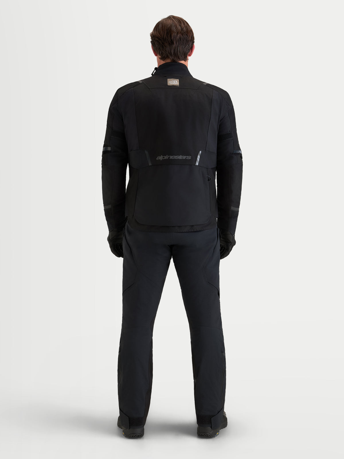 Alpinestars St-7 V2 2L Gore-Tex Jacke, Herren-Adventure-Motorradjacke in Schwarz, Rückansicht am Model mit technischer 2L-GORE-TEX-Konstruktion und Alpinestars-Branding