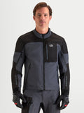 Alpinestars Arenis Gore Tex Jacke, Herren-Adventure-Motorradjacke in Schwarz und Dunkelgrau, Vorderansicht an einem Model mit passender Ausrüstung und Handschuhen, CE-zertifizierte, wasserdichte All-Terrain-Schutzausrüstung
