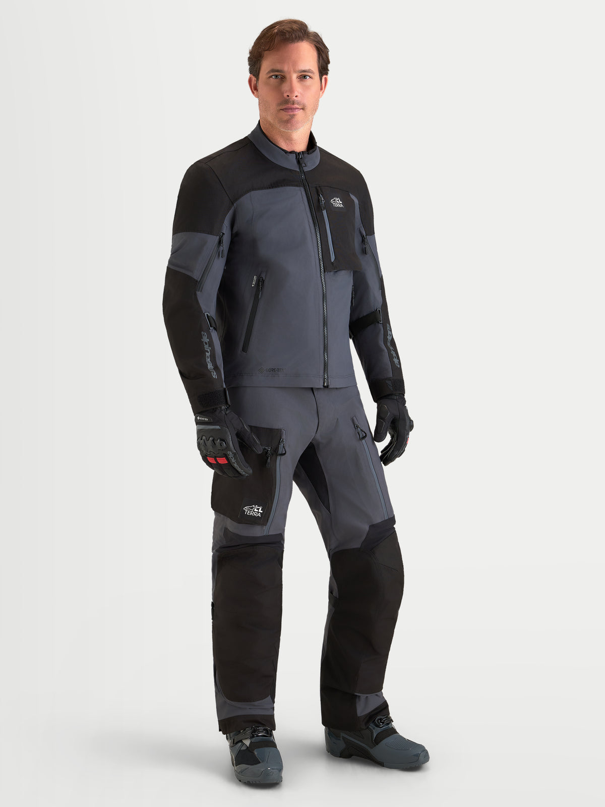 Alpinestars Arenis Gore-Tex Gear Set, Herren-Abenteuer-Motorradjacke und -hose in Schwarz und Dunkelgrau, Vorderansicht an einem Model in passender wasserdichter Textilausrüstung