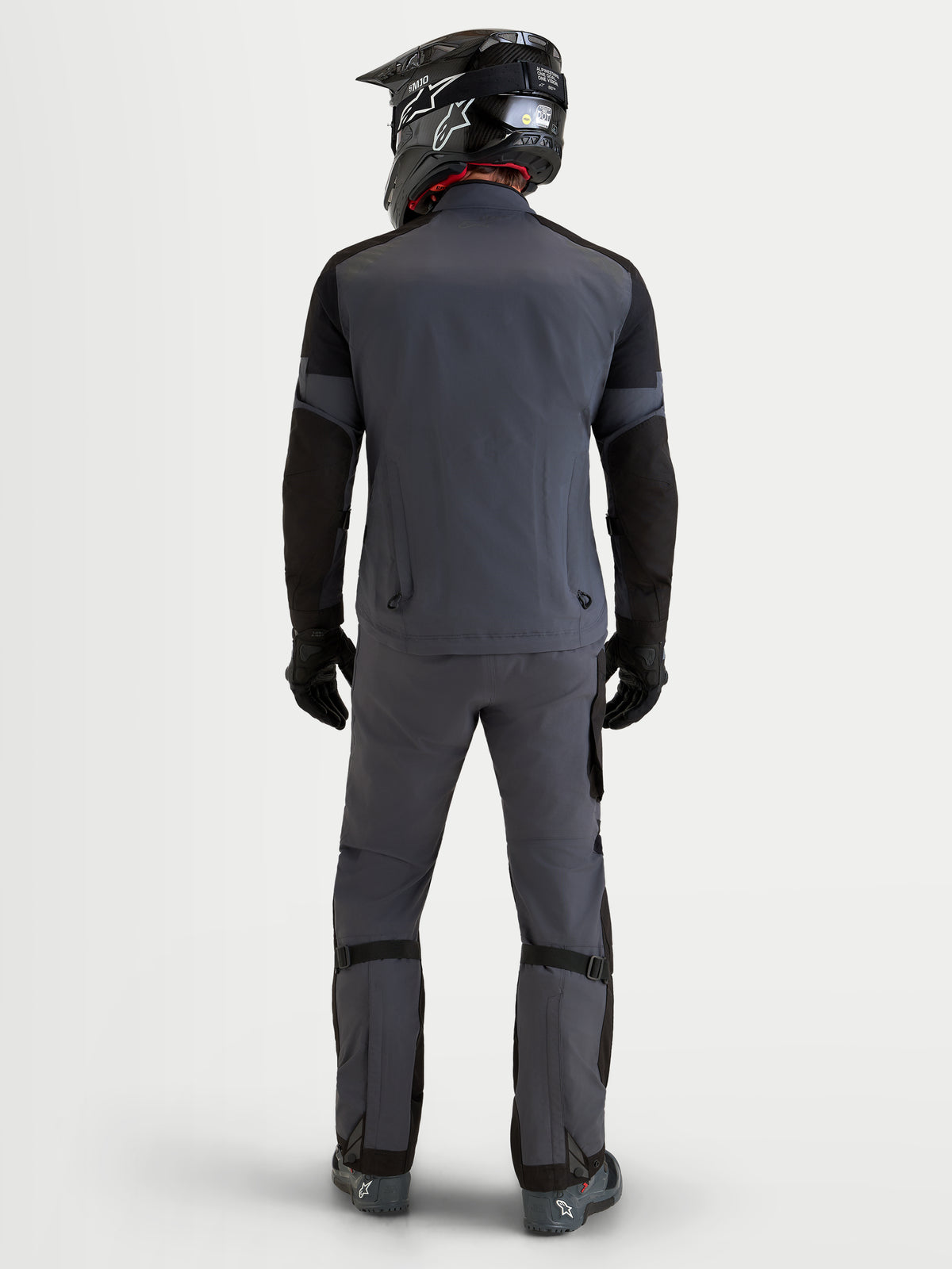 Alpinestars Arenis Gore-Tex Jacke, Herren-Adventure-Motorradjacke in Schwarz und Dunkelgrau, Rückansicht der wasserdichten Textilkonstruktion mit integrierten Belüftungsöffnungen an einem Model