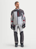 Alpinestars Arenis Gore-Tex Gear Set, Herren-Adventure-Motorradbekleidung in Hellgrau, Dunkelgrau und Rot, Vorderansicht an einem Model mit wasserdichter All-Terrain-Ausrüstung