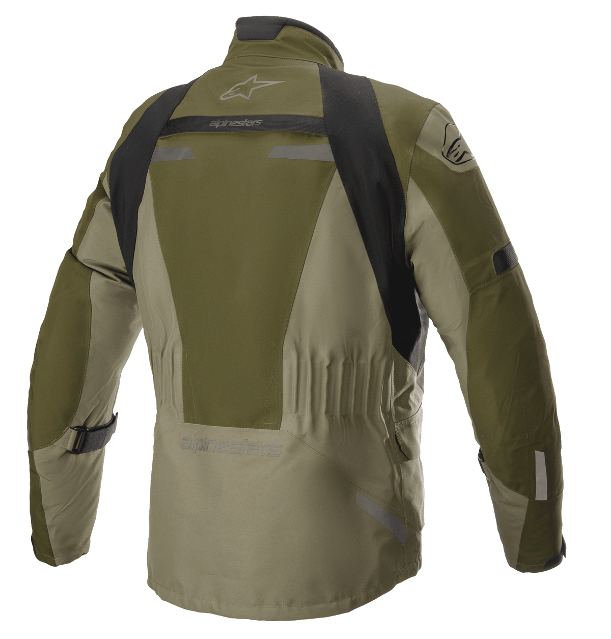Alpinestars Altamira GORE-TEX Jacke, Forest Military Green, Rückansicht der technischen Motorrad-Tourenjacke mit schwarzen Schulterpaneelen, elastischer Taille und Alpinestars-Branding, mit reflektierenden Akzenten und strapazierfähiger Textilkonstruktion.