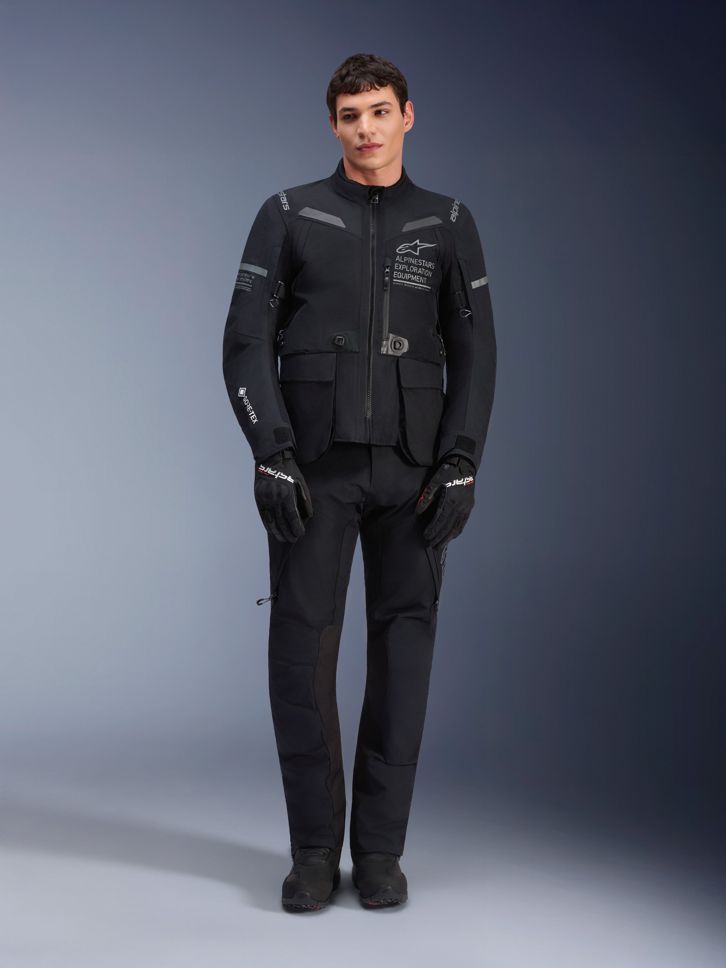 Alpinestars ST-7 2L GORE-TEX Hose, schwarze Motorrad-Tourenhose, wasserdicht und atmungsaktiv, Ganzkörperansicht getragen mit passender Jacke, erstklassige technische Konstruktion für Adventure-Riding