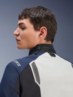 Alpinestars ST-7 2L GORE-TEX Jacke, Nahaufnahme der Profilansicht von Rücken- und Nackenbereich, Ice Gray, Dunkelblau und Schwarz, mit verstellbarem Kordelzug am Kragen und Tech-Air-Branding, erstklassige Adventure-Touring-Motorradjacke.