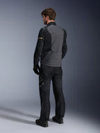 Alpinestars ST-7 2L GORE-TEX Jacke, Dunkelgrau und Schwarz mit Akzenten in Dark Khaki, Rückansicht eines Fahrers, der die Jacke und die passende Motorradhose trägt, Adventure-Touring-Ausrüstung mit wasserdichter laminierter Konstruktion