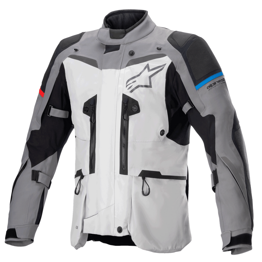 Alpinestars Boulder GORE-TEX Jacke, Adventure-Touren-Motorradjacke, Dunkelgrau und Eisgrau, mit mehreren Belüftungsreißverschlüssen, verstärkten Schulter- und Ellbogenpartien mit blauen und roten Akzenten, großem Alpinestars-Logo auf der Brust, leistungsstarke wasserdichte technische Ausrüstung
