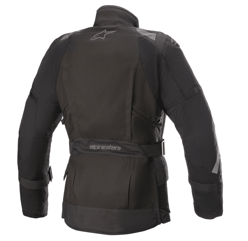 Alpinestars Stella Ketchum GORE-TEX Damenjacke, Textil-Motorradjacke, Schwarz, Rückansicht mit Alpinestars-Logo, verstellbarem Taillengurt mit Markenschriftzug sowie reflektierenden Schulter- und Ärmelpanels für bessere Sichtbarkeit.