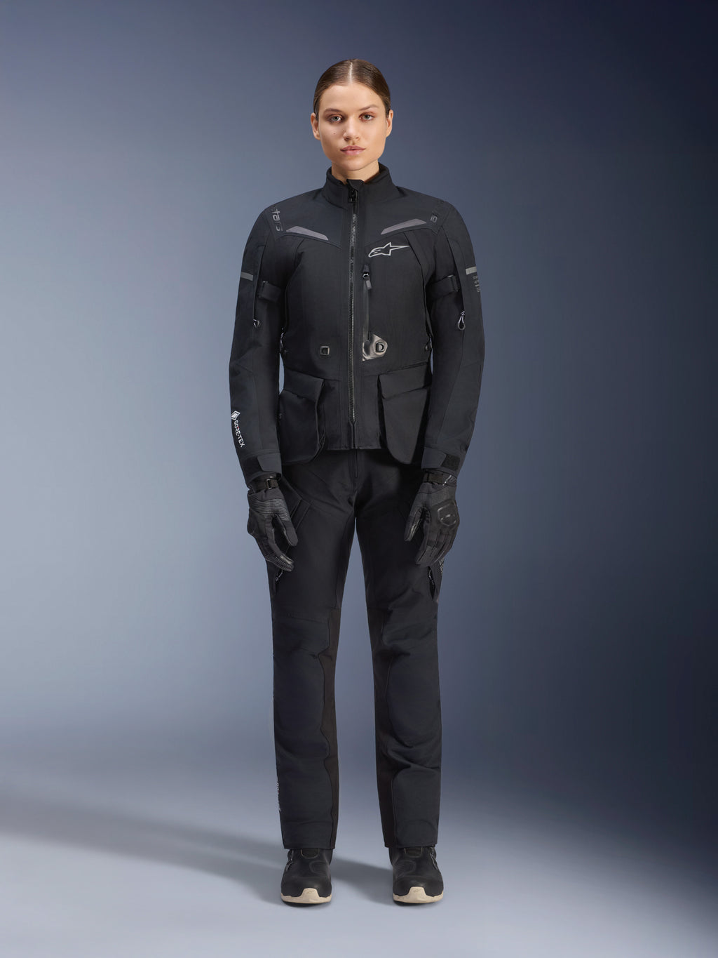 Alpinestars Stella ST-7 2L GORE-TEX Jacke, Motorrad-Tourenjacke für Damen, Schwarz und Dunkelgrau, getragen mit passender Fahrhose und Handschuhen, mit wasserdichter laminierter Außenhülle, reflektierenden Akzenten und ergonomischem Adventure-Design