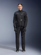 Alpinestars Stella ST-7 2L GORE-TEX Jacke, Motorrad-Tourenjacke für Damen, Schwarz und Dunkelgrau, getragen mit passender Fahrhose und Handschuhen, mit wasserdichter laminierter Außenhülle, reflektierenden Akzenten und ergonomischem Adventure-Design