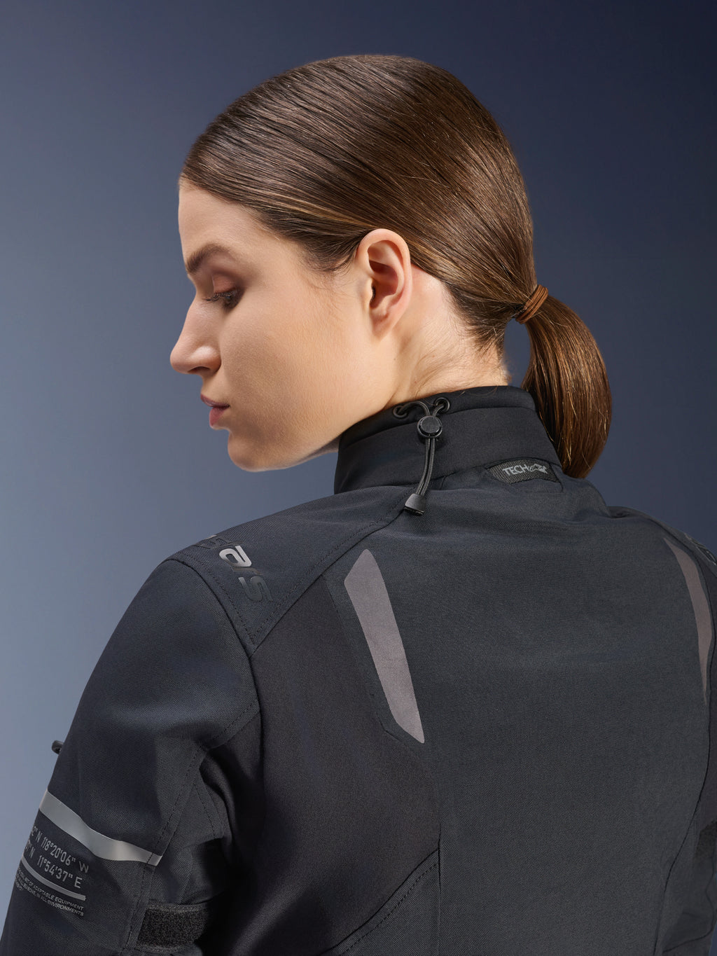 Alpinestars Damen Stella ST-7 2L GORE-TEX Jacke, Motorradjacke, Schwarz, Seiten-Rückansicht mit verstellbarem Kragenverschluss mit Kordelzug, reflektierenden Schulterakzenten und Tech-Air Ready-Branding, funktionales Design für Adventure-Touren