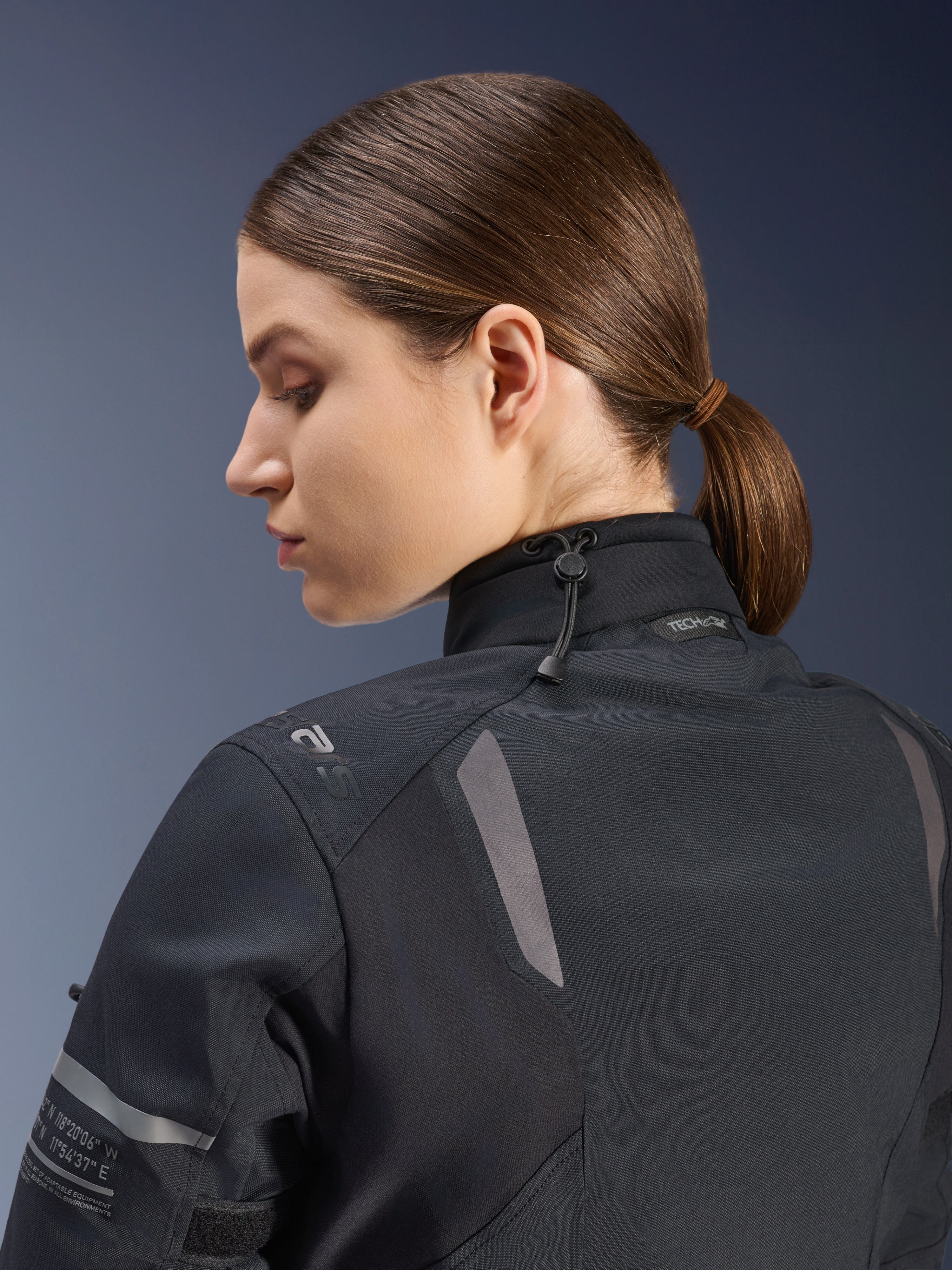 Alpinestars Damen Stella ST-7 2L GORE-TEX Jacke, Motorradjacke, Schwarz, Seiten-Rückansicht mit verstellbarem Kragenverschluss mit Kordelzug, reflektierenden Schulterakzenten und Tech-Air Ready-Branding, funktionales Design für Adventure-Touren