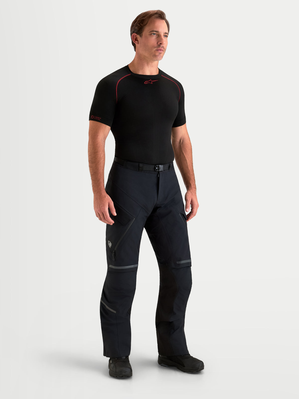 Alpinestars St 7 V 2 2 L Gore Tex Hose Short, Herren-Abenteuer-Motorradhose in Schwarz, Vorderansicht des Modells in wasserdichter Gore-Tex-Textilausrüstung