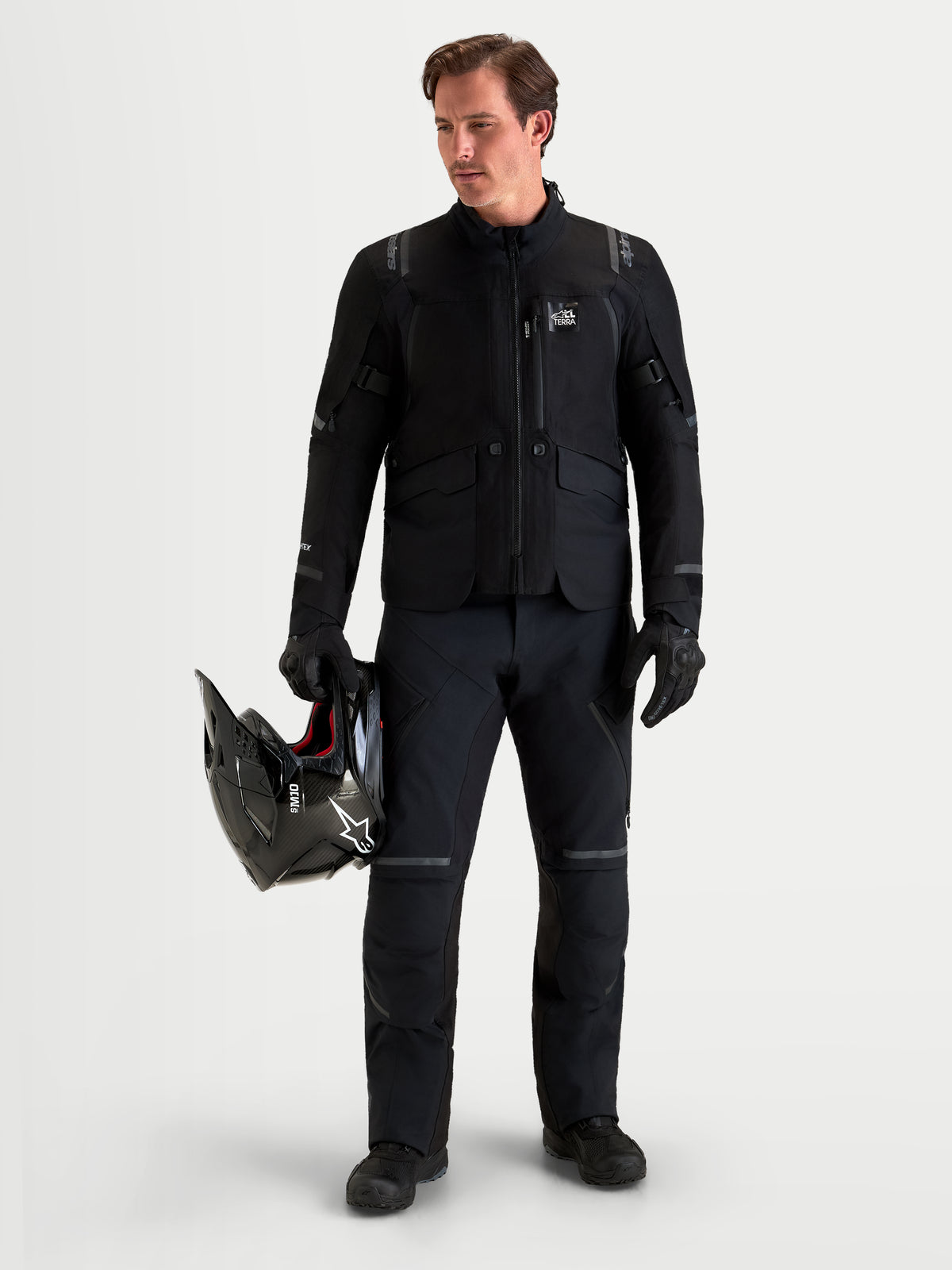 Alpinestars St 7 V 2 2 L Gore Tex Hose Short, schwarze Adventure-Motorradhose für Herren, Vorderansicht an einem Model in passender Ausrüstung mit Helm, AA-zertifizierte, wasserdichte All-Terrain-Schutzausrüstung