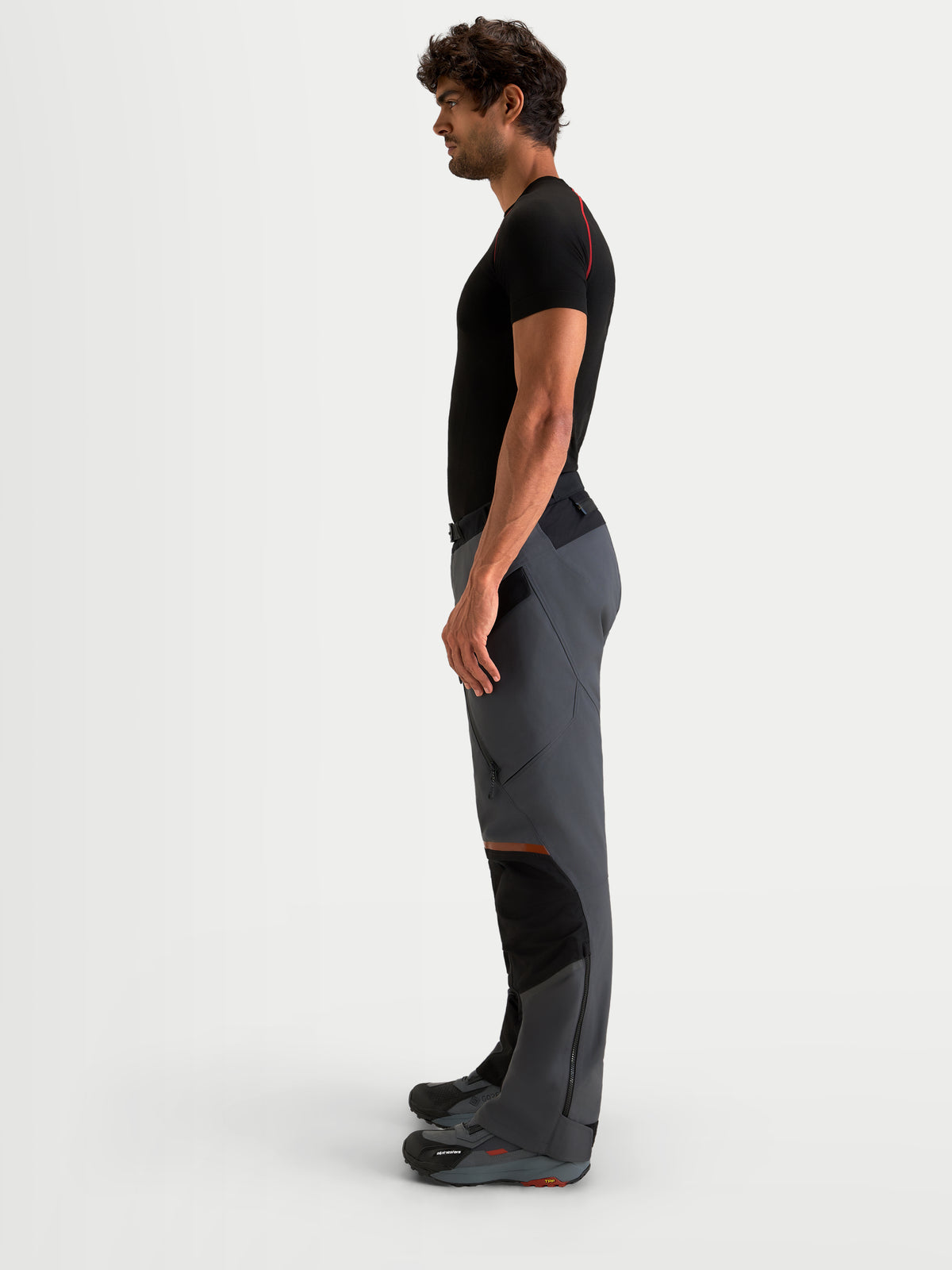 Alpinestars St 7 V 2 2 L Gore Tex Hose, Herren-Adventure-Motorradhose in Dunkelgrau und Schwarz, Seitenprofilansicht an einem Model mit wasserdichter Textilkonstruktion