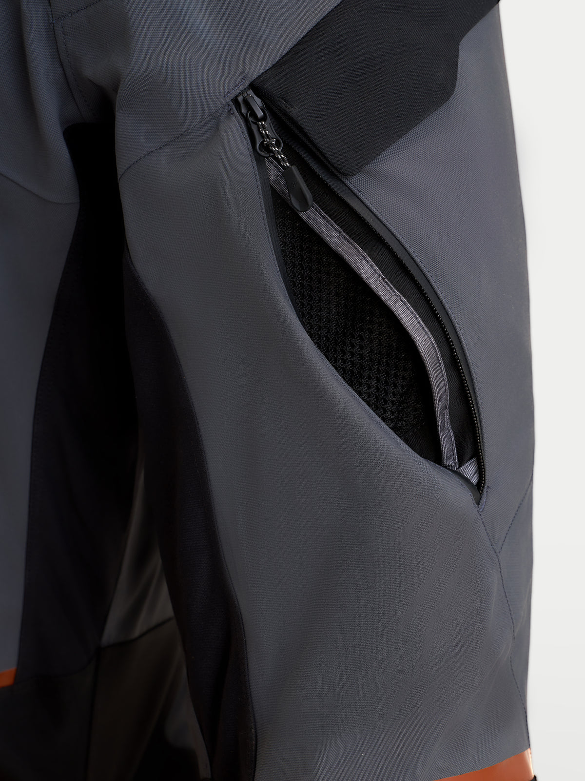 Alpinestars St 7 V 2 2 L Gore Tex Hose, Adventure-Motorradhose für Herren in Dunkelgrau und Schwarz, Nahaufnahme mit geöffneter Oberschenkelbelüftung und wasserdichter Textilkonstruktion