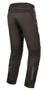 Alpinestars Road Pro GORE-TEX Hose, Schwarze Motorradhose, Rückansicht mit konisch zulaufender Touring-Passform, technische Textilkonstruktion, Alpinestars-Branding am Unterschenkel, Akkordeon-Stretcheinsätze und verstellbare Riemen für Adventure-Touring.