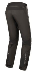 Alpinestars Stella Road Pro GORE-TEX Damenhose, Schwarz, Dreiviertel-Rückansicht, technische Textil-Motorradhose mit reflektierendem Alpinestars-Branding am Unterschenkel, konisch zulaufende Passform, Klettverschluss-Beinversteller und Taillen-Verbindungsreißverschluss für Adventure-Touring.