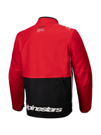 Alpinestars Pro-Dura Jacke, Offroad-Enduro-Jacke, Schwarz Hellrot Weiß, Rückansicht, roter Oberkörper und Ärmel, schwarzer unterer Bereich, weißes Alpinestars-Logo am unteren Saum, strapazierfähige Ripstop-Textilkonstruktion für aggressives Trail-Fahren