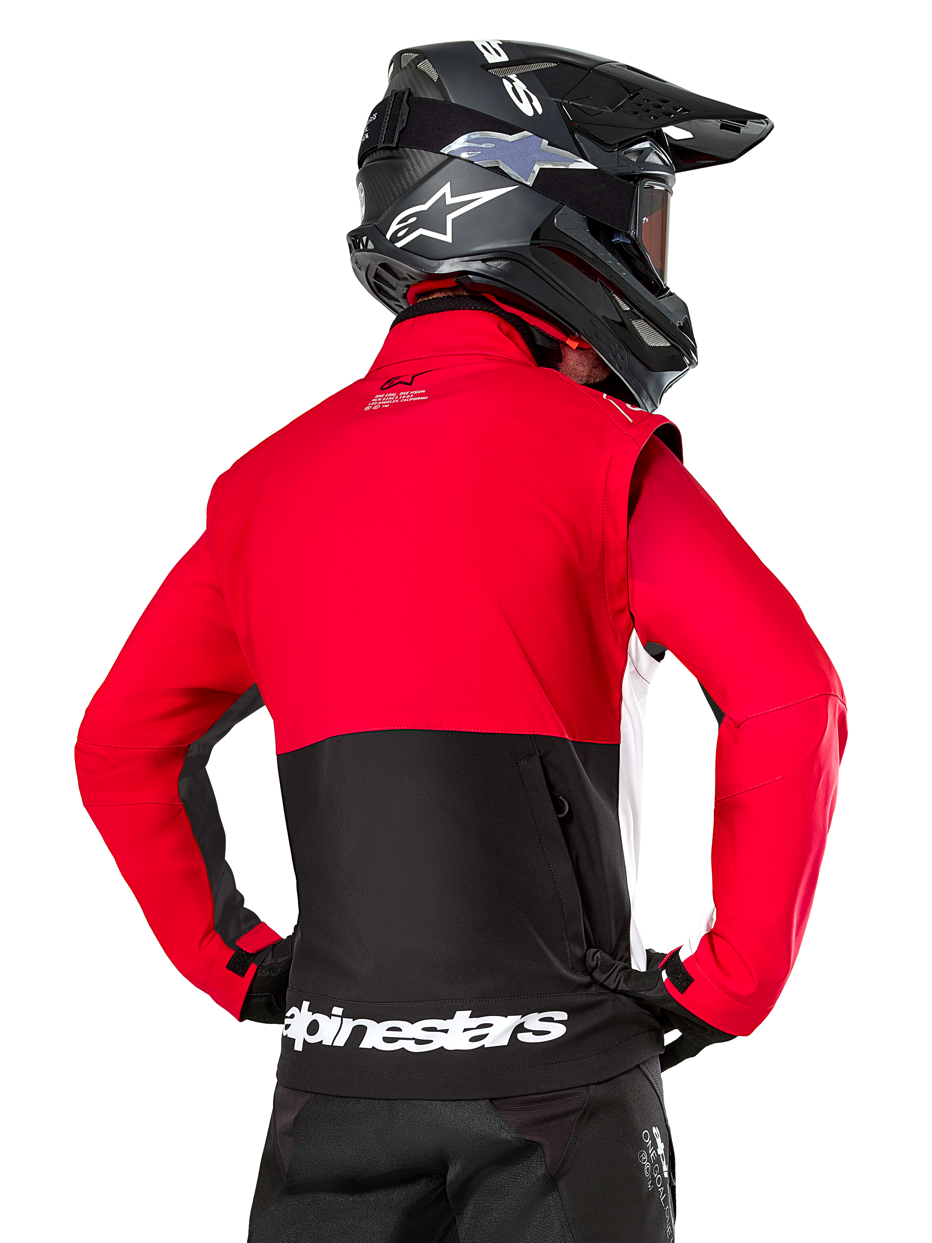 Alpinestars Pro-Dura Jacke, Offroad-Enduro-Jacke, Rot und Schwarz mit weißem Alpinestars-Logo am hinteren Saum, Rückansicht eines Fahrers mit schwarzem Motocross-Helm, Rallye-inspiriertes Design für aggressives Trail-Fahren