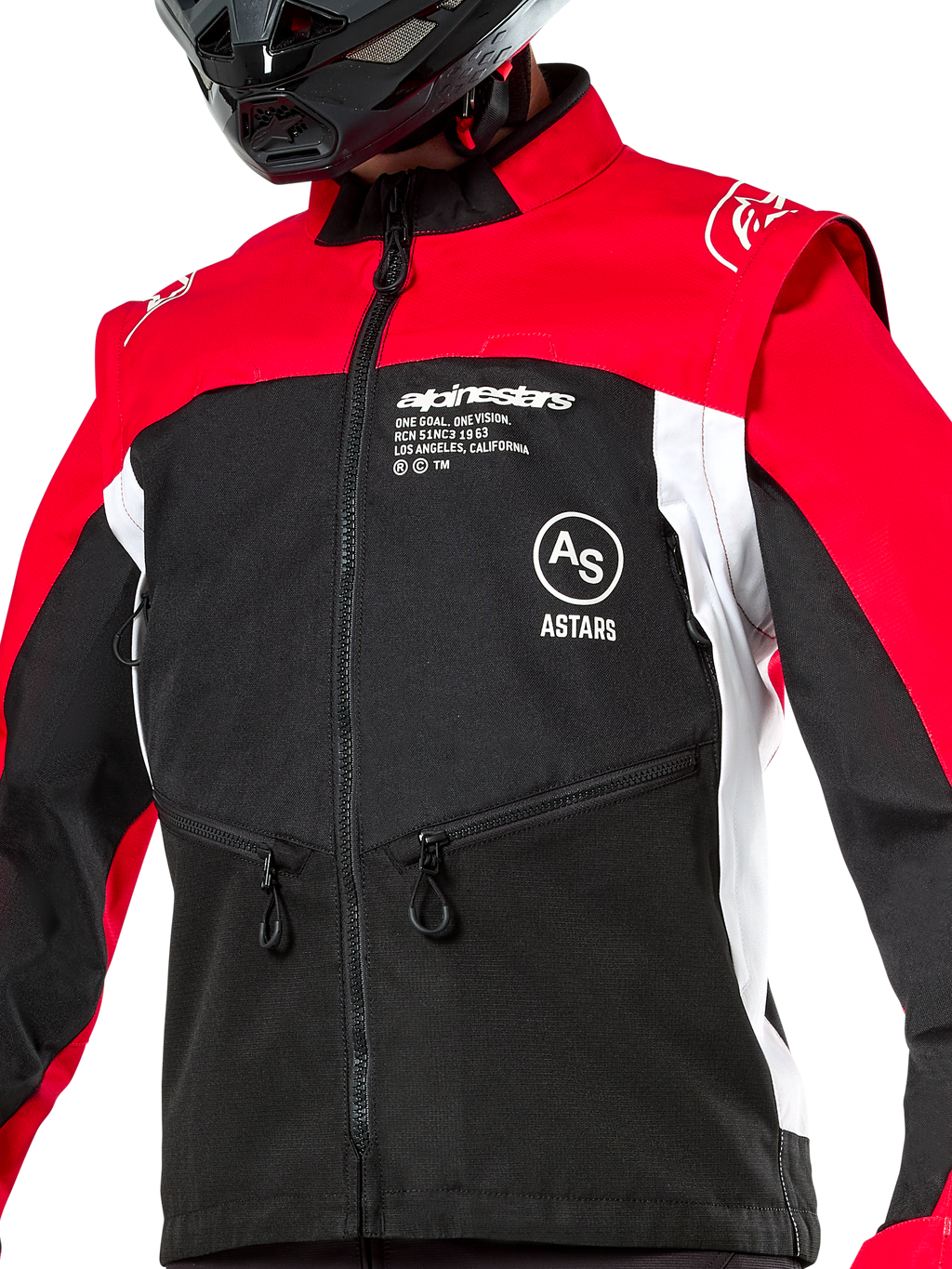 Alpinestars Pro-Dura Jacke, Offroad-Motorradjacke, Schwarz, Hellrot und Weiß, getragen mit einem schwarzen Helm, mit Reißverschlusstaschen und auffälligem Branding auf der Brust, strapazierfähige Textilkonstruktion für Enduro- und Trail-Fahrten