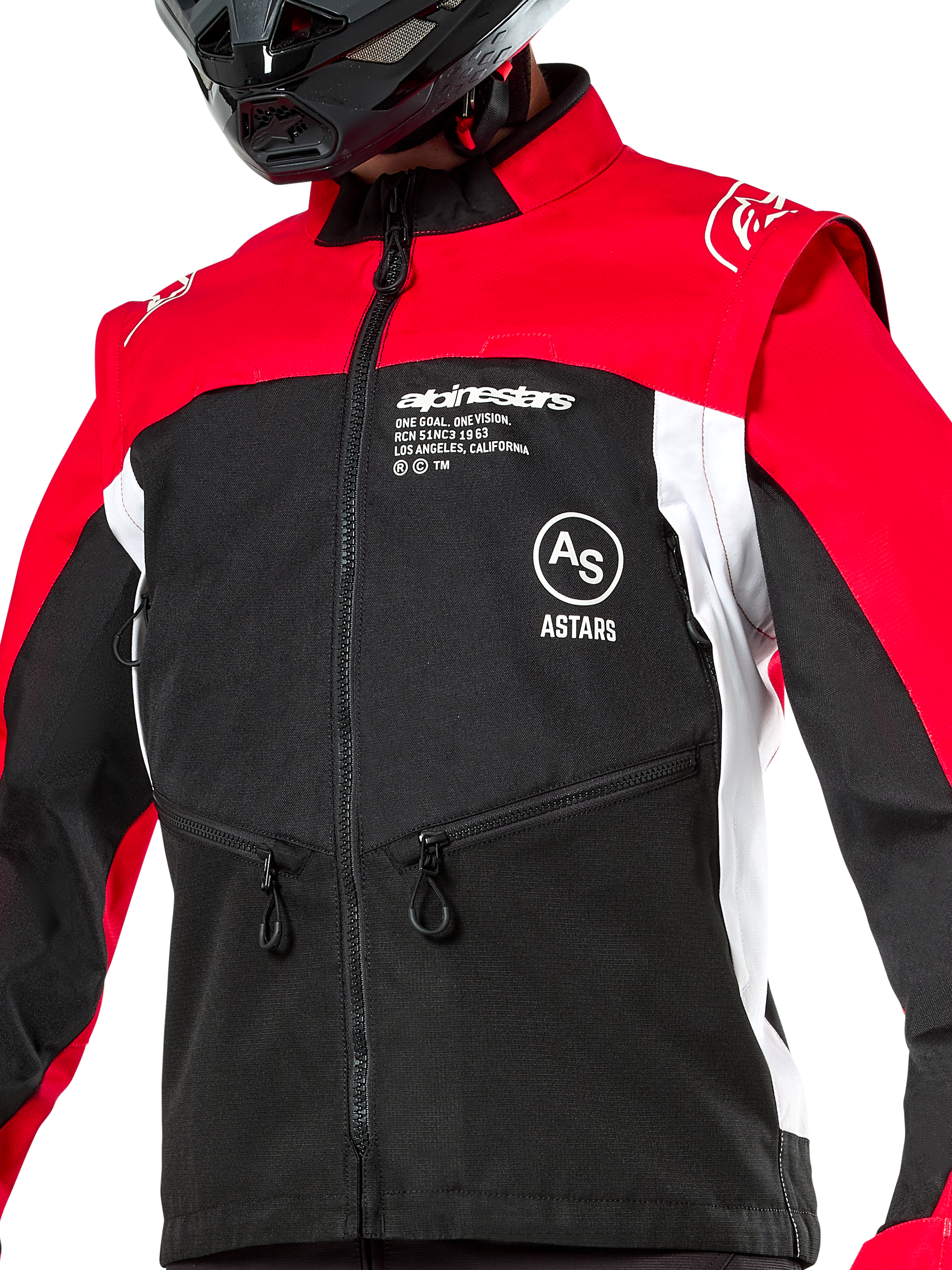 Alpinestars Pro-Dura Jacke, Offroad-Motorradjacke, Schwarz, Hellrot und Weiß, getragen mit einem schwarzen Helm, mit Reißverschlusstaschen und auffälligem Branding auf der Brust, strapazierfähige Textilkonstruktion für Enduro- und Trail-Fahrten