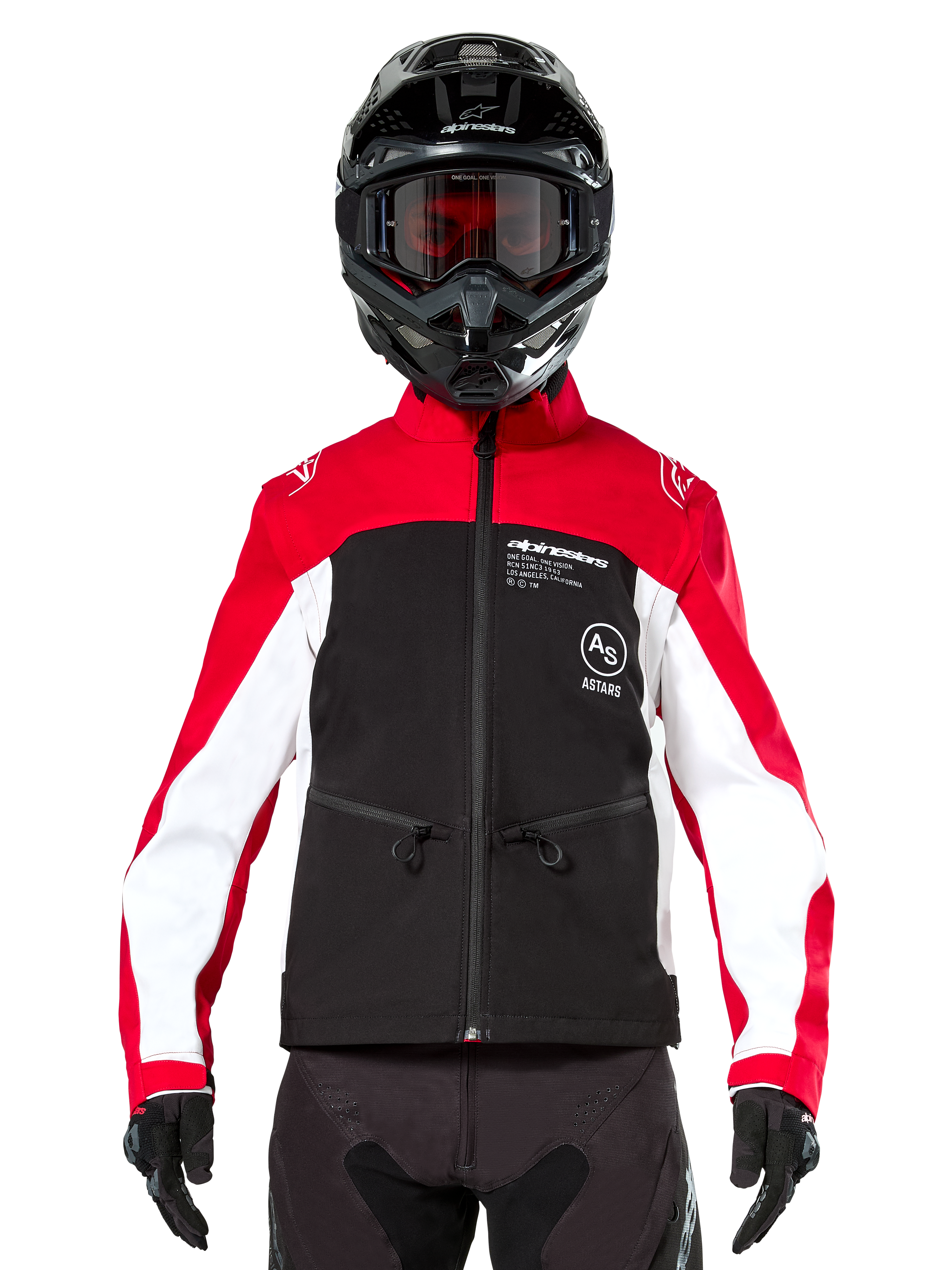 Alpinestars Lite-Dura Softshell-Jacke in Schwarz, Leuchtendrot und Weiß, getragen von einem Motocross-Fahrer mit schwarzem Helm und rot getönter Brille, mit weißen Einsätzen an den Ärmeln, Alpinestars-Branding auf der Brust und einem sportlichen Offroad-Design.