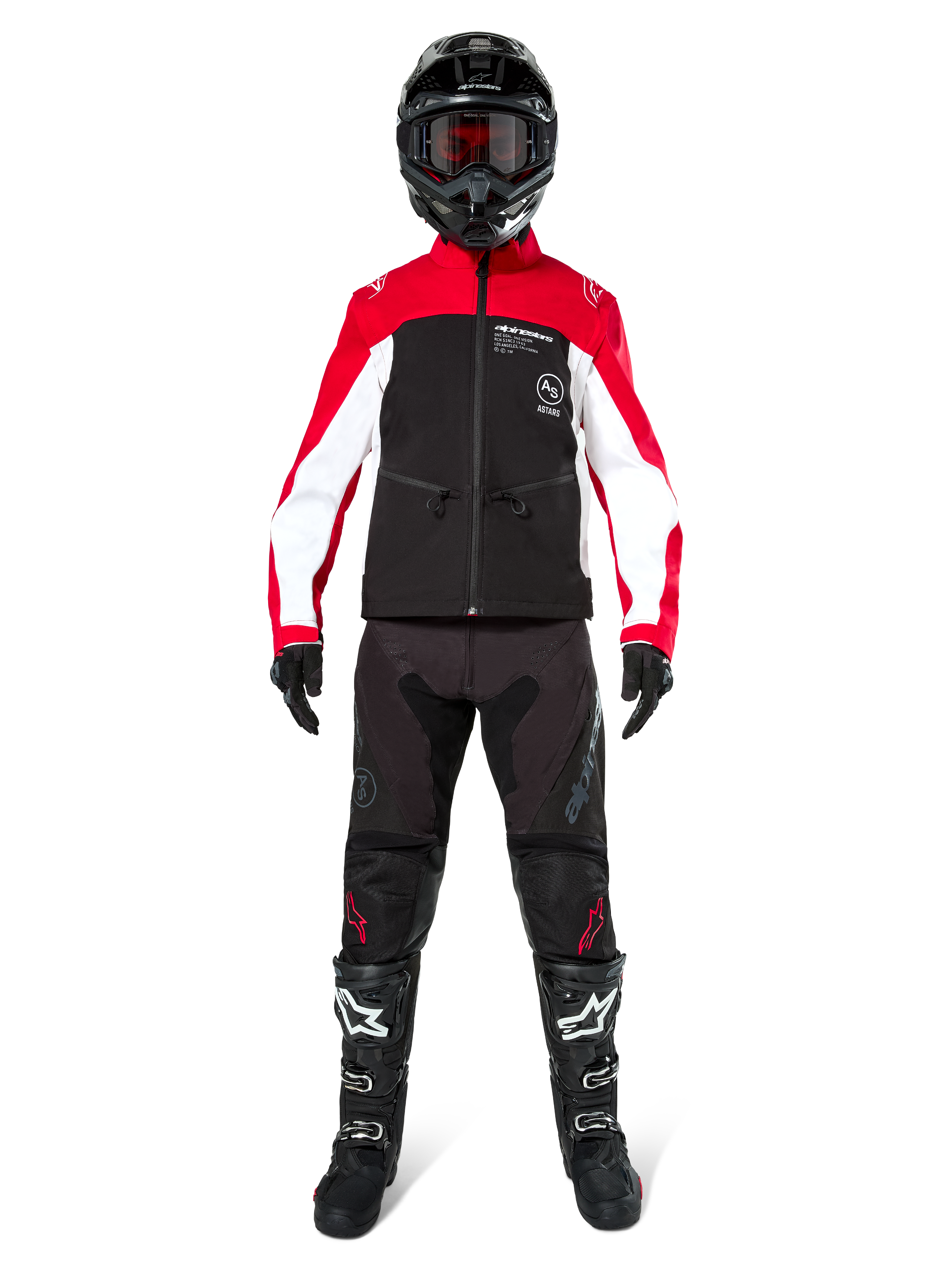 Motocross-Fahrer in der Alpinestars Lite-Dura Softshell-Jacke in Schwarz, Bright Red und Weiß, kombiniert mit einer schwarzen Offroad-Hose, schwarz-weißen Stiefeln und einem schwarzen Helm mit Goggles, komplette Ausrüstung für Enduro-Rennen