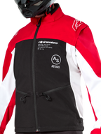 Alpinestars Lite-Dura Softshell-Jacke, Offroad-Enduro-Jacke, Schwarz, Hellrot und Weiß, mit roten Schultern und Kragen, schwarzem Brustbereich mit weißen Alpinestars- und ASTARS-Logos, weißen Ärmeln, Fronttaschen mit Reißverschluss, getragen von einem Fahrer mit schwarzem Helm.