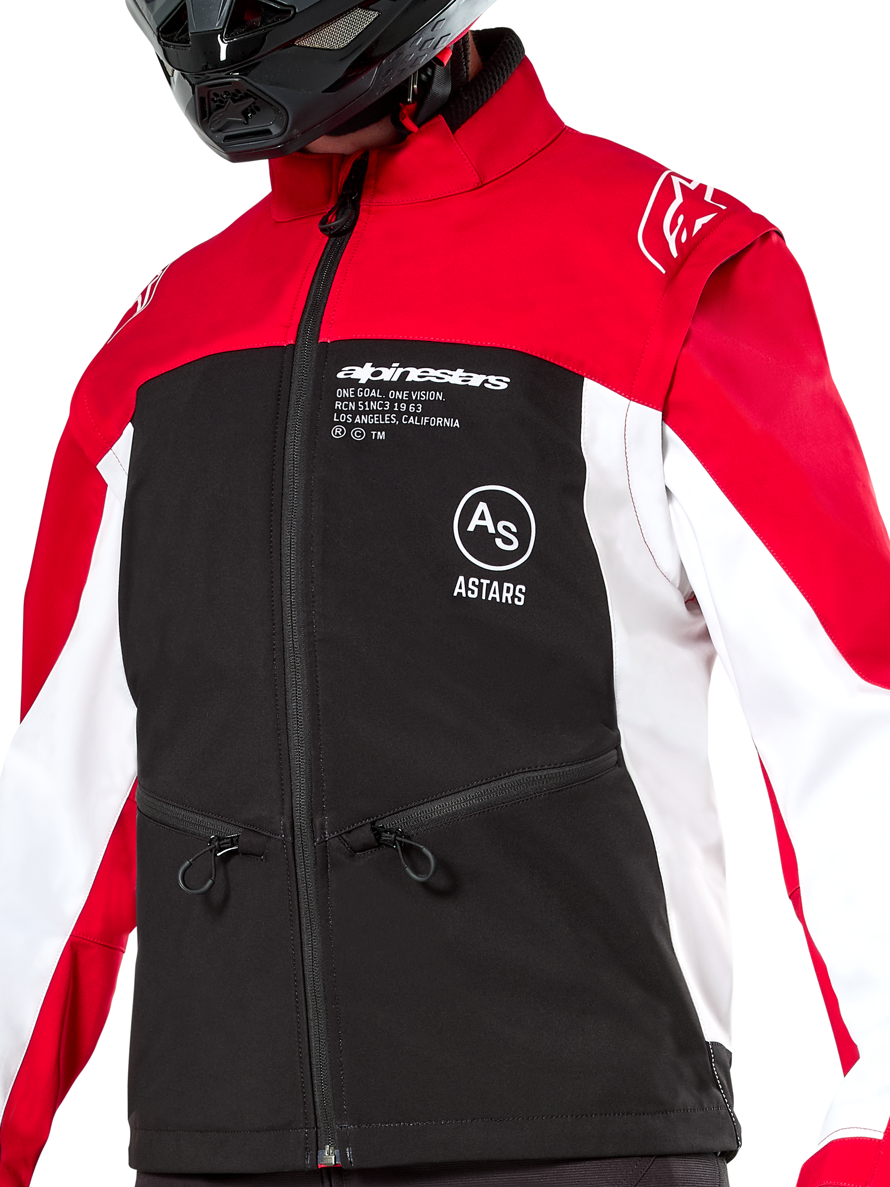 Alpinestars Lite-Dura Softshell-Jacke, Offroad-Enduro-Jacke, Schwarz, Hellrot und Weiß, mit roten Schultern und Kragen, schwarzem Brustbereich mit weißen Alpinestars- und ASTARS-Logos, weißen Ärmeln, Fronttaschen mit Reißverschluss, getragen von einem Fahrer mit schwarzem Helm.