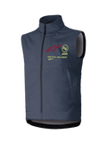 Alpinestars Techstar Softshell-Weste, Motocross-Weste, Dunkelgrau, Stehkragen mit durchgehendem Frontreißverschluss, rotes Stern-Logo, gelbes kreisförmiges AS-Emblem, „ASTARS“-Schriftzug und „ONE GOAL ONE VISION“-Slogan auf der Brust, winddichte Offroad-Bekleidungsschicht