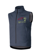 Alpinestars Techstar Softshell-Weste, Motocross-Weste, Dunkelgrau, Stehkragen mit durchgehendem Frontreißverschluss, rotes Stern-Logo, gelbes kreisförmiges AS-Emblem, „ASTARS“-Schriftzug und „ONE GOAL ONE VISION“-Slogan auf der Brust, winddichte Offroad-Bekleidungsschicht