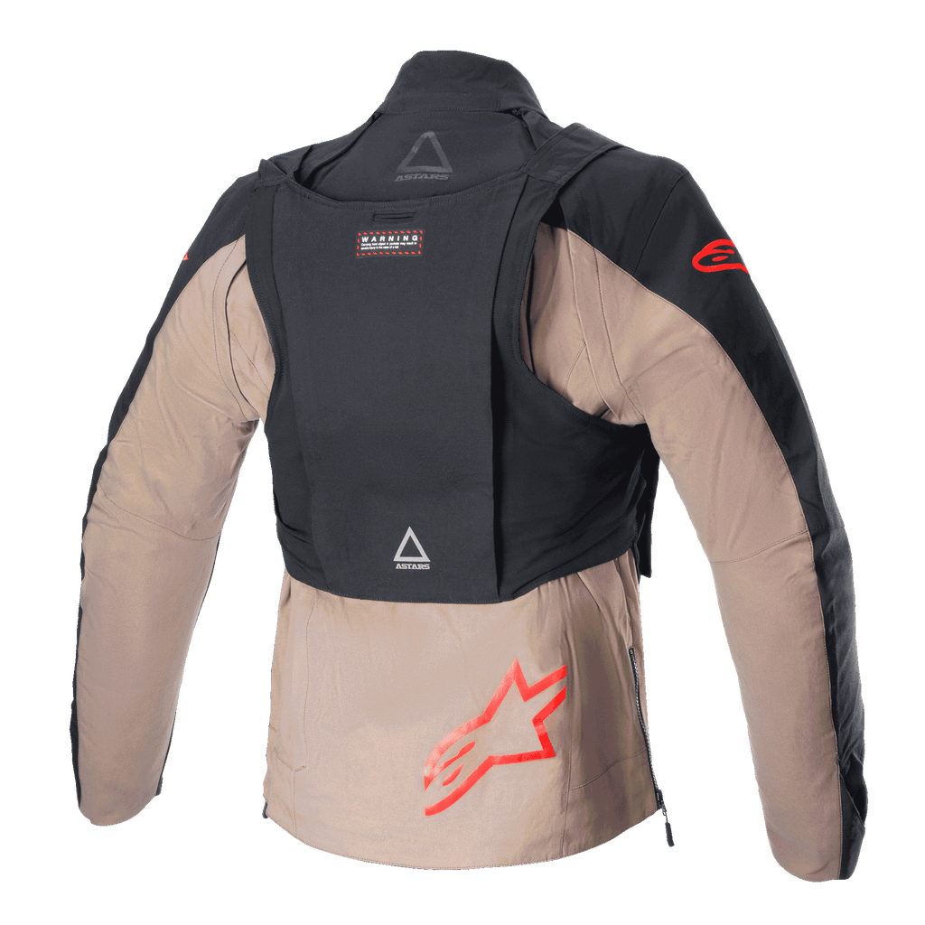 Alpinestars Techdura Jacke, Black Falcon Brown, Rückansicht mit dem abnehmbaren taktischen Rucksack, roten Alpinestars Stern-Logos, robuste Textilkonstruktion für Enduro- und Offroad-Fahrten