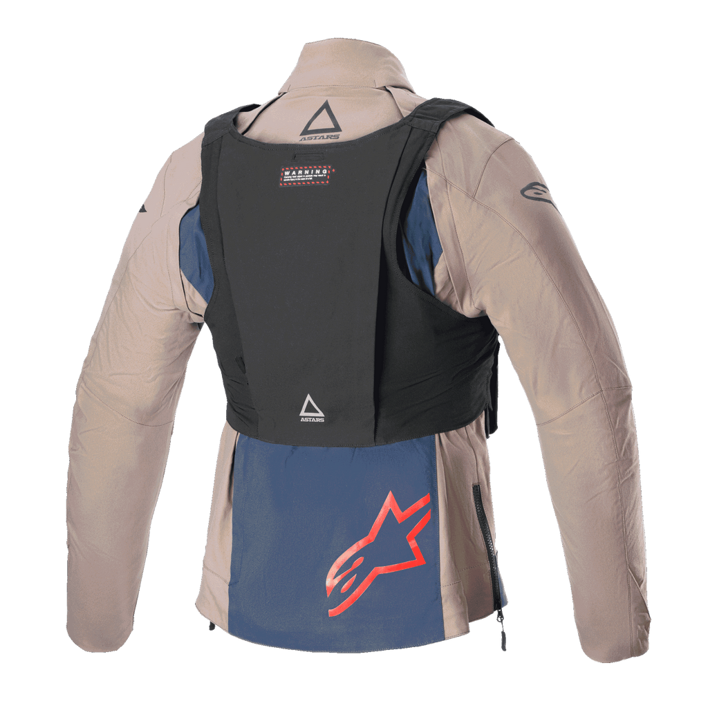 Alpinestars Techdura Jacke, Falcon Brown und Night Navy, Rückansicht mit schwarzer taktischer Weste, rotes Alpinestars-Logo auf dem dunkelblauen unteren Einsatz, robuste Textilkonstruktion für Enduro- und Offroad-Fahrten
