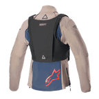 Alpinestars Techdura Jacke, Falcon Brown und Night Navy, Rückansicht mit schwarzer taktischer Weste, rotes Alpinestars-Logo auf dem dunkelblauen unteren Einsatz, robuste Textilkonstruktion für Enduro- und Offroad-Fahrten