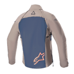 Alpinestars Techdura Jacke, Rückansicht, Falcon Brown und Night Navy, mit einem dunkelblauen Rückenteil und einem großen orangefarbenen Stern-Logo, braunen Textilärmeln und -schultern, strapazierfähige Stretch-Polyamid-Konstruktion für Enduro- und Offroad-Fahrten