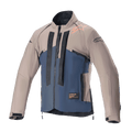 Alpinestars Techdura Jacke, Offroad-Motorradjacke, Falcon Brown und Night Navy, Vorderansicht, zweifarbige Konstruktion mit vertikalem schwarzem Alpinestars-Branding, orangem Schulter-Logo, hohem Kragen und Front-Reißverschluss, technische Bekleidung für Enduro- und Adventure-Fahrten.