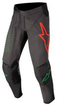 Alpinestars Techstar Phantom Hose, Motocross-Hose, Anthrazit und Neongrün, großes rotes Stern-Logo auf dem linken Oberschenkel, grünes ASTARS-Branding an der Seite, verstärkte schwarze Knieeinsätze, verstellbarer Ratschenverschluss, strapazierfähige Performance-Ausrüstung für Motocross-Rennen