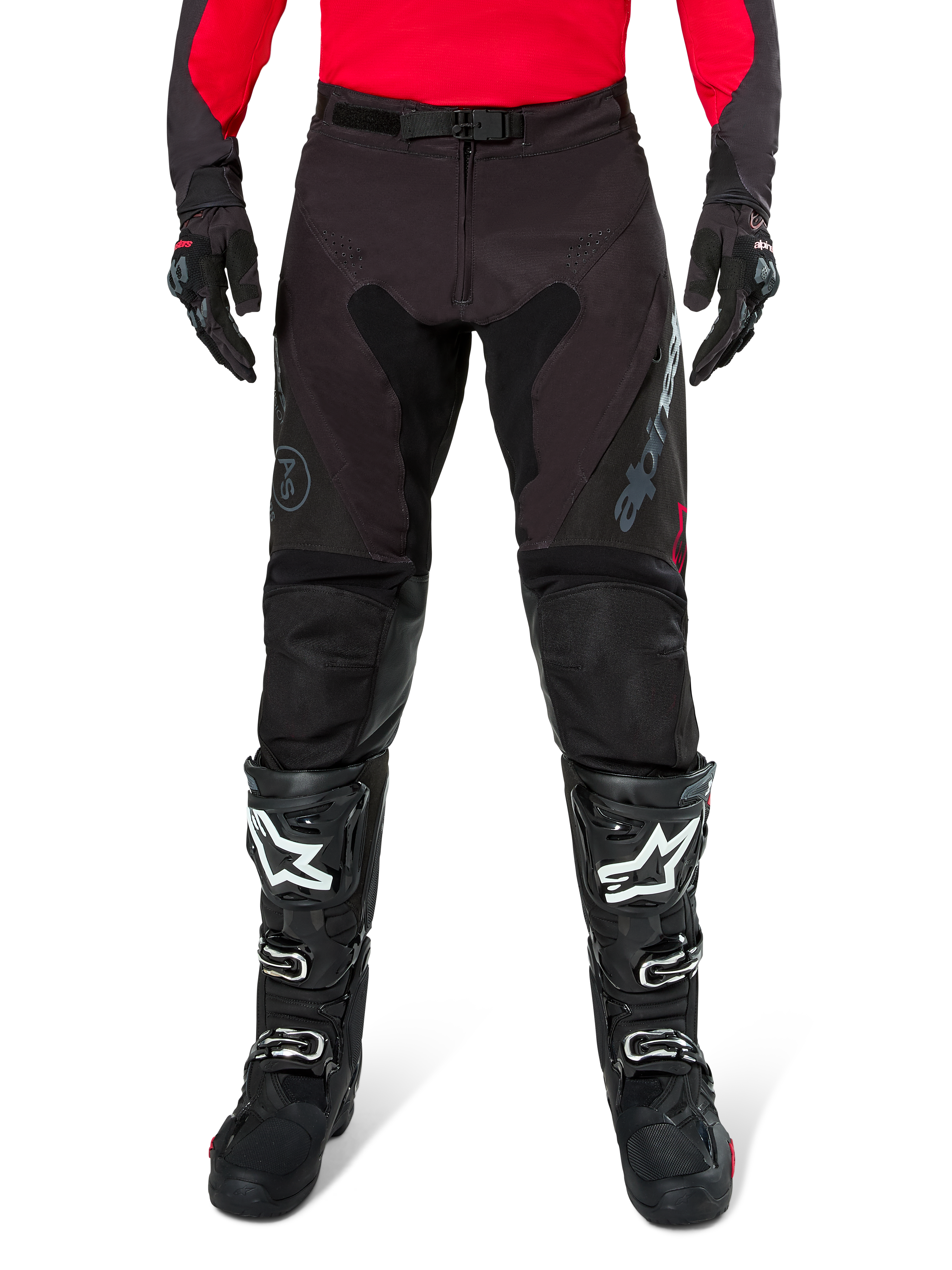 Alpinestars Pro-Dura Hose, Enduro-Hose in Schwarz und Magnet, getragen mit einem roten Langarm-Trikot und schwarzen Motocross-Stiefeln, mit grauem Alpinestars-Branding und strapazierfähiger Ripstop-Konstruktion für Offroad-Fahrten