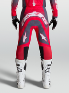 Alpinestars Supertech Hiten AFD Motocrosshose in Rot und Grau, mit weißen Logos, professionelle MX-Rennausrüstung am Model.
