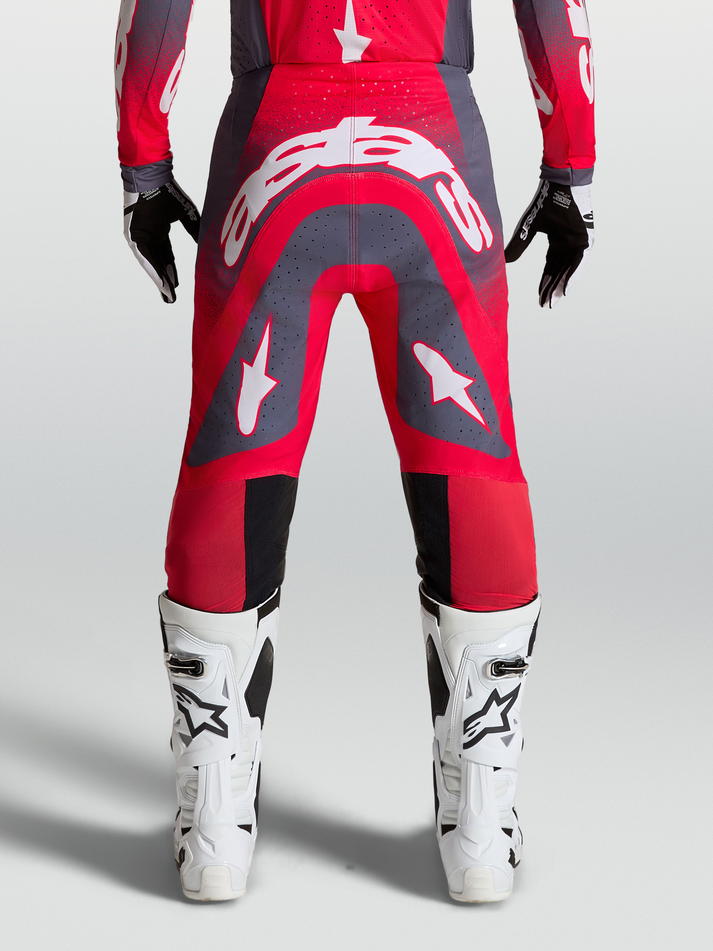 Alpinestars Supertech Hiten AFD Motocrosshose in Rot und Grau, mit weißen Logos, professionelle MX-Rennausrüstung am Model.