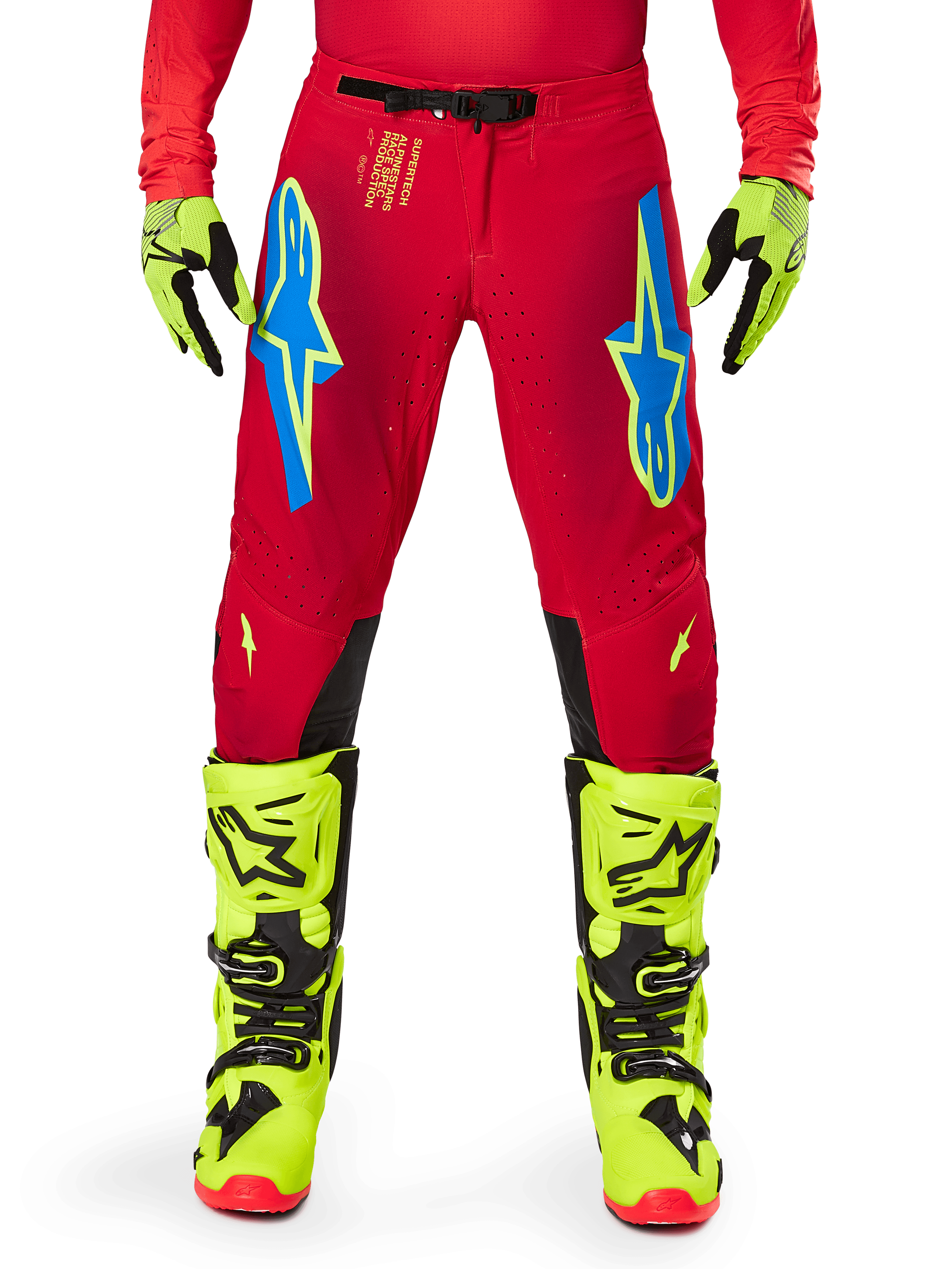 Alpinestars 2025 Supertech Maker Hose, Motocross-Hose, Hellrot und Neongelb, getragen mit passenden neongelben Handschuhen und Stiefeln, blaue und neongelbe Astars-Logos, schwarze Knie-Innenpaneele, athletisches Design für den Offroad-Rennsport