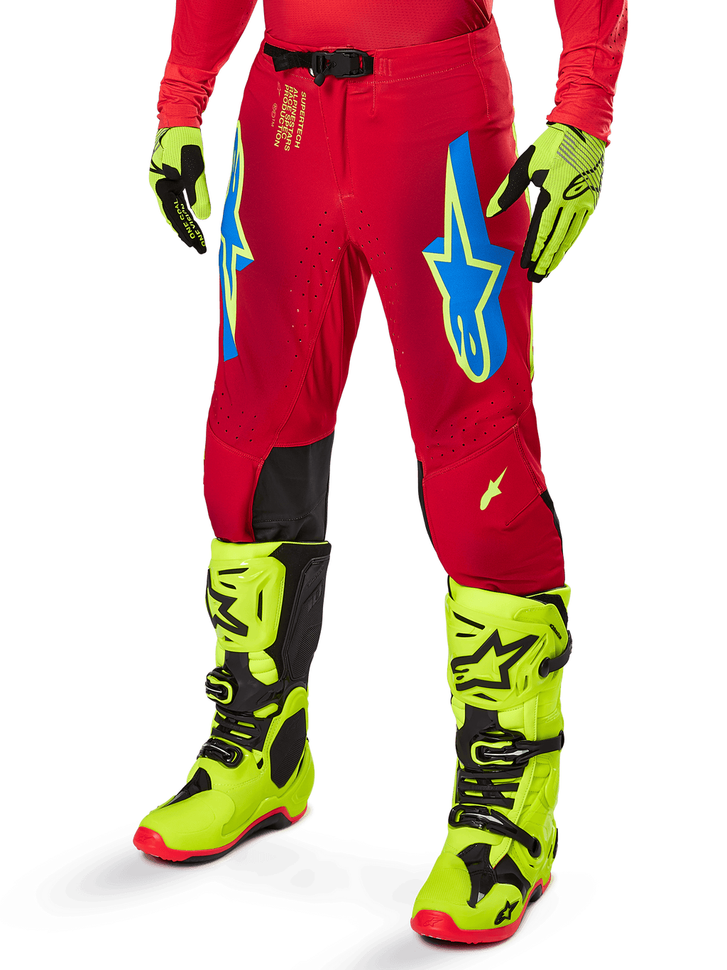 Alpinestars 2025 Supertech Maker Hose, Motocross-Hose, leuchtendes Rot mit blauen und gelben Stern-Logos, schwarze Knieeinsätze, perforierte Belüftung, kombiniert mit neongelben Stiefeln und Handschuhen