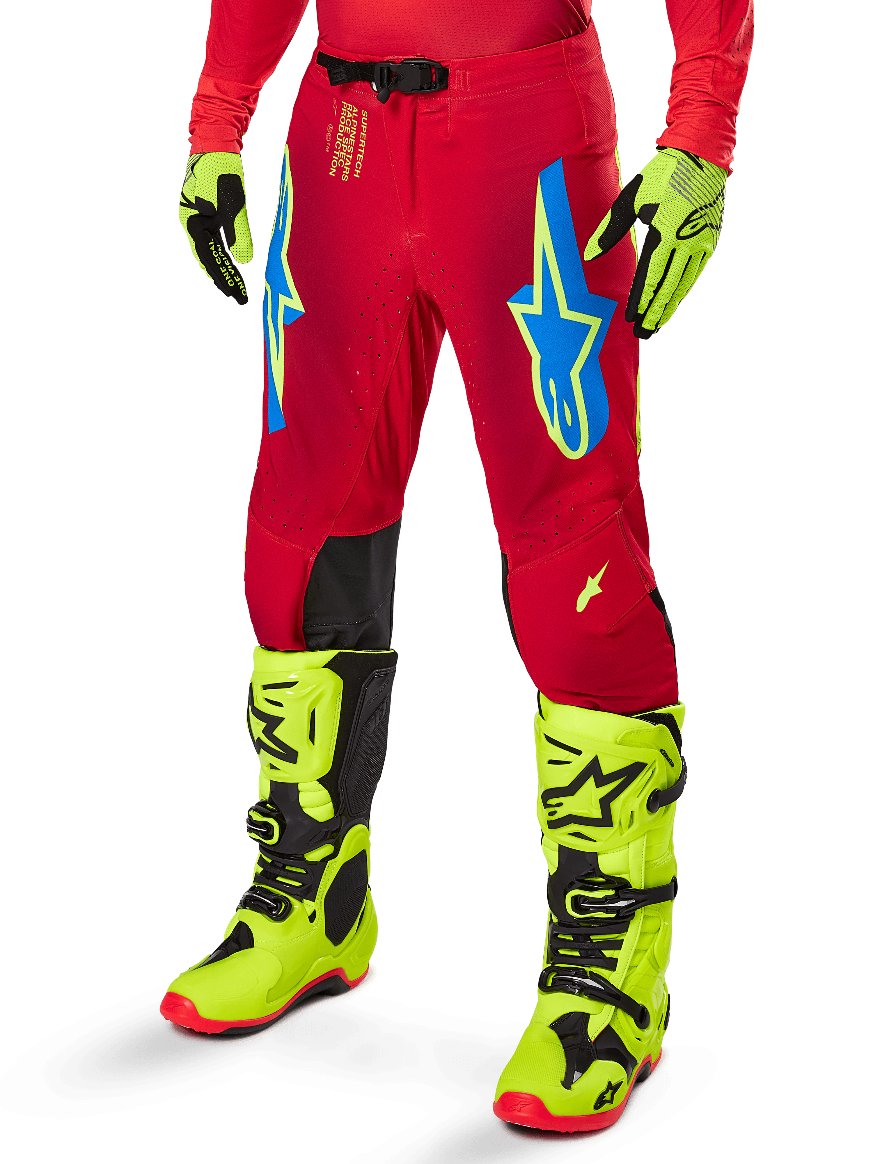 Alpinestars 2025 Supertech Maker Hose, Motocross-Hose, leuchtendes Rot mit blauen und gelben Stern-Logos, schwarze Knieeinsätze, perforierte Belüftung, kombiniert mit neongelben Stiefeln und Handschuhen